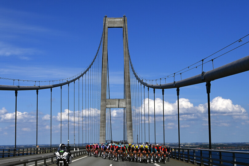 Les coureurs du Tour de France sur le pont du Grand Belt avant l'arrivée de la deuxième étape à Nyborg, le 2 juillet 2022.