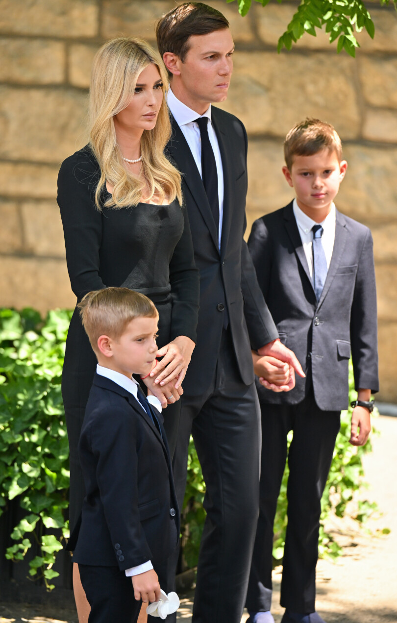 Ivanka Trump, Jared Kushner et leurs deux fils aux funérailles d'Ivana Trump à New York, le 20 juillet 2022.