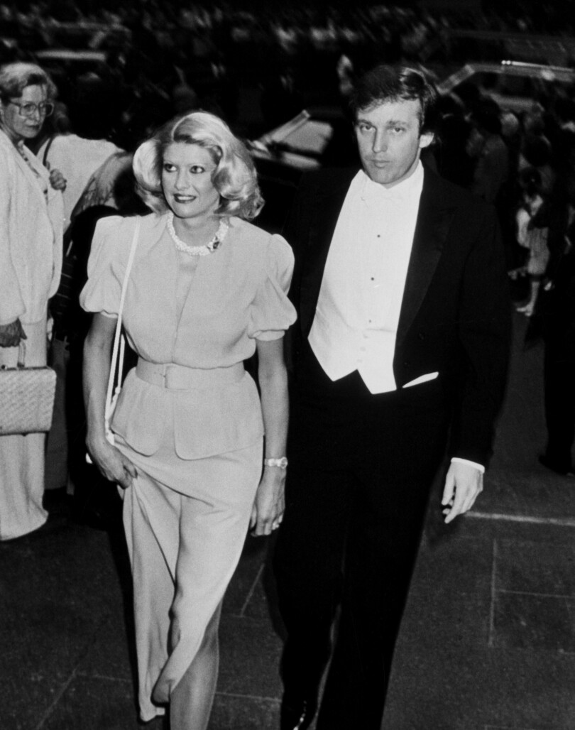 Ivana et Donald Trump au mariage John Kluge-Patricia Gay en la cathédrale St Patrick à New York, le 23 mai 1981.
