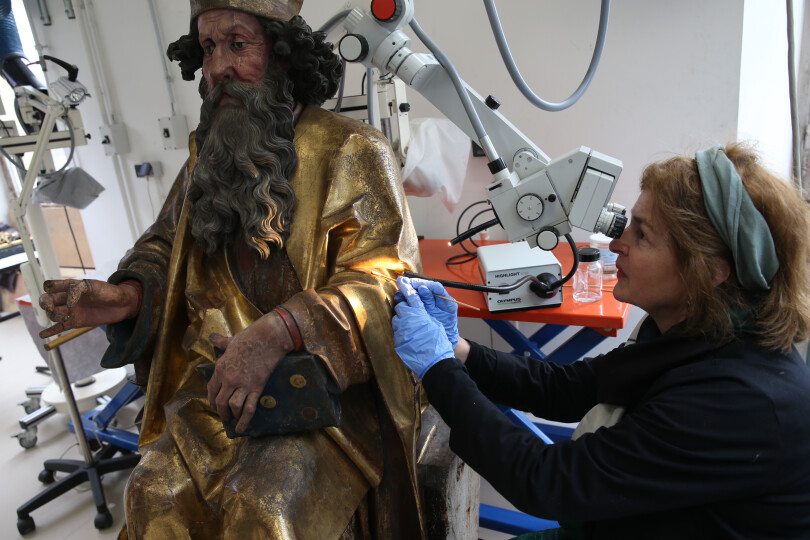Juliette Lévy-Hinstin restauratrice responsable de l'équipe de restauration des sculpture de Nicolas de Haguenau.