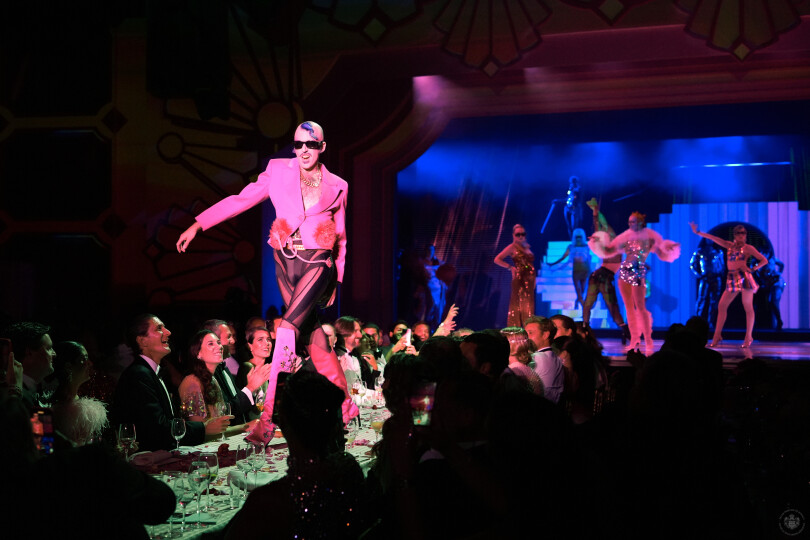 Pour le final du spectacle, les artistes d’House of Drama n’ont pas hésité à monter sur la table princière.