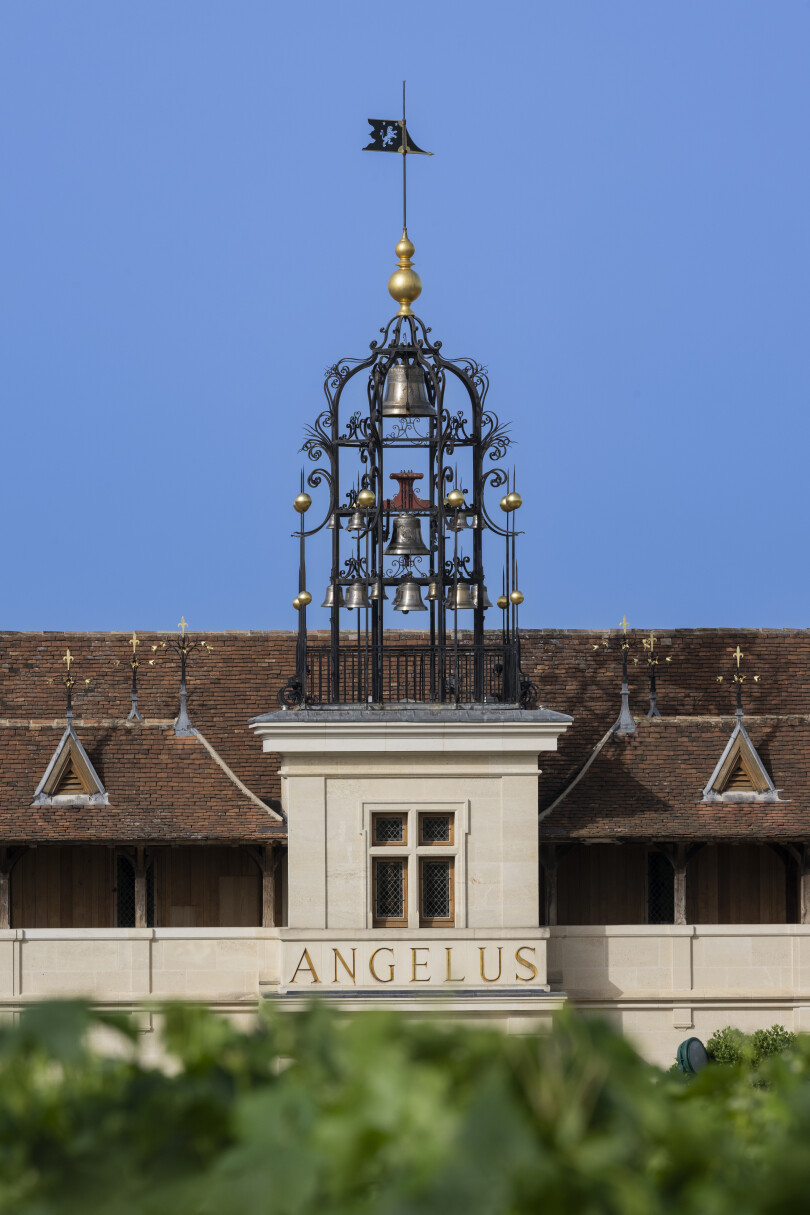 Les deux grandes cloches du carillon du domaine baptisées Émilion et Angélus.