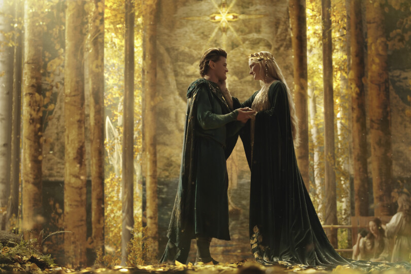 Robert Aramayo incarne Elrond et Morfydd Clark campe Galadriel dans la série Les Anneaux de pouvoir.