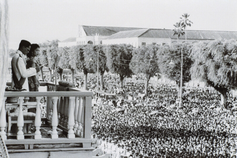 Le 28 avril 1950, des centaines de milliers de Thaïlandais acclament leur nouvelle reine.