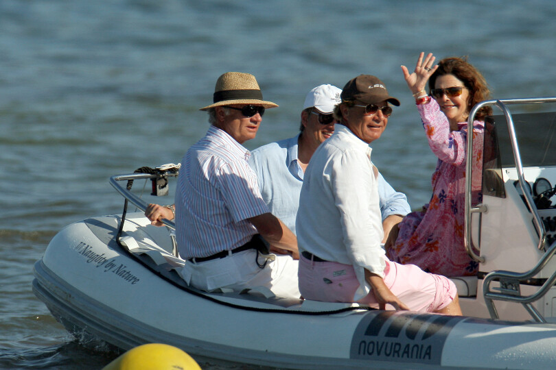 Loin de leur royaume, les têtes couronnées profitent d’un protocole allégé, comme lors de cette escapade en mer des souverains suédois, au départ de leur villa de Sainte-Maxime.