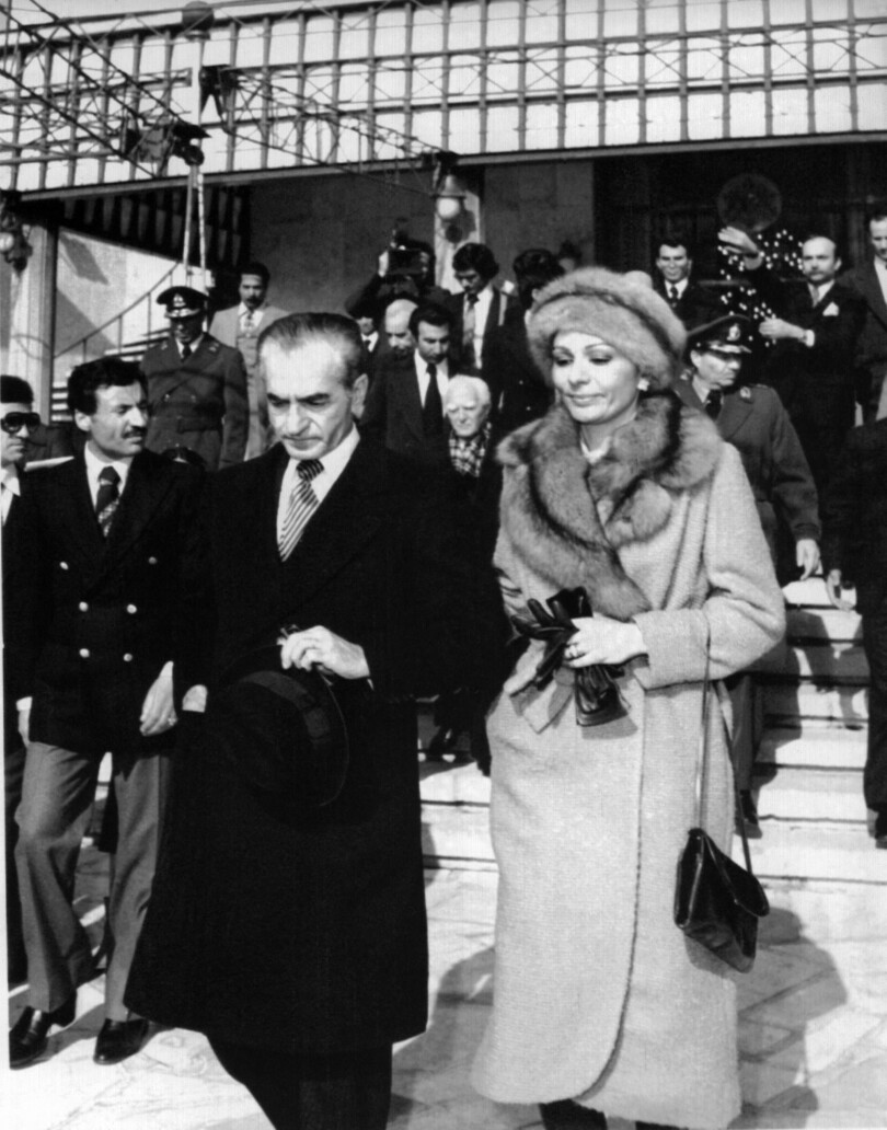Farah Pahlavi et le shah d'Iran entament leur exil en Égypte en 1979.