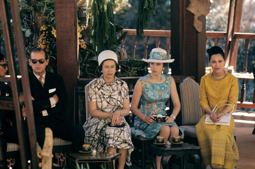 La reine Sirikit accueille en Thaïlande la reine Elisabeth II, le princesse Anne et le prince Philip en 1972.