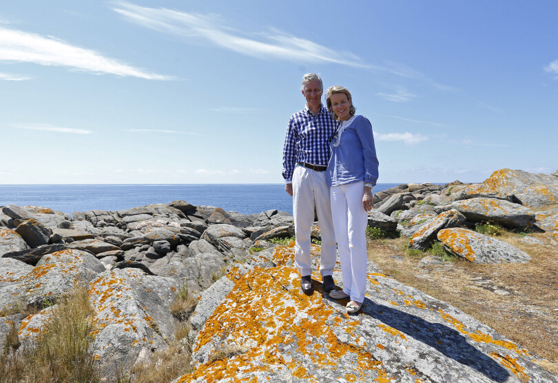 Amoureux des paysages de l’île d’Yeu, où ils viennent en vacances depuis des années, Philippe et Mathilde de Belgique y ont acquis une maison. Loin du tumulte de la vie publique, la vie islaise leur offre une parenthèse idéale au seul rythme des marées.