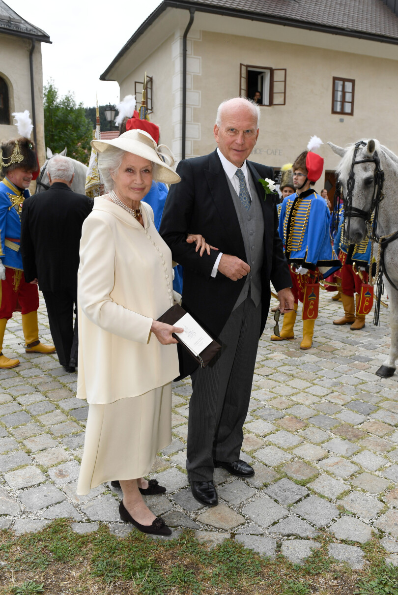 La mère du marié, la princessse Ursula Esterházy, au bras de Georg von Reutter, le père de la mariée, au mariage de Pál Antal Esterházy et Franziska von Reutter, le 30 juillet 2022.