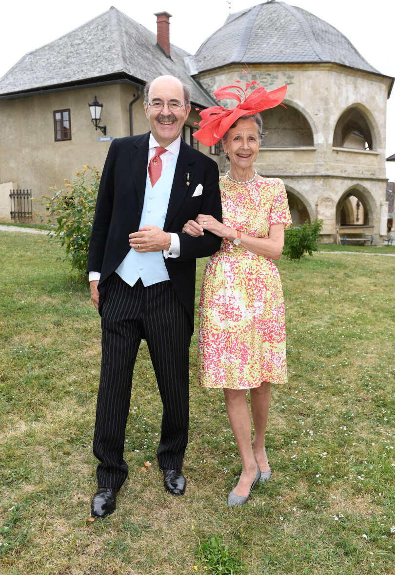 Le prince Fritz de Thurn und Taxis et son épouse la princesse Bea au mariage de Pál Antal Esterházy et Franziska von Reutter, le 30 juillet 2022.