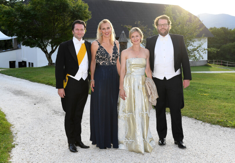 Le prince Joachim de Prusse et son épouse la princesse Angelina, le prince Ferdinand de Leiningen et son épouse la princesse Viktoria-Luise au mariage de Pál Antal Esterházy et Franziska von Reutter, le 30 juillet 2022.