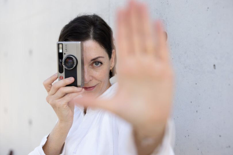 La photographe britannique Mary McCartney avec son Leica fétiche au Château La Coste, en Provence.