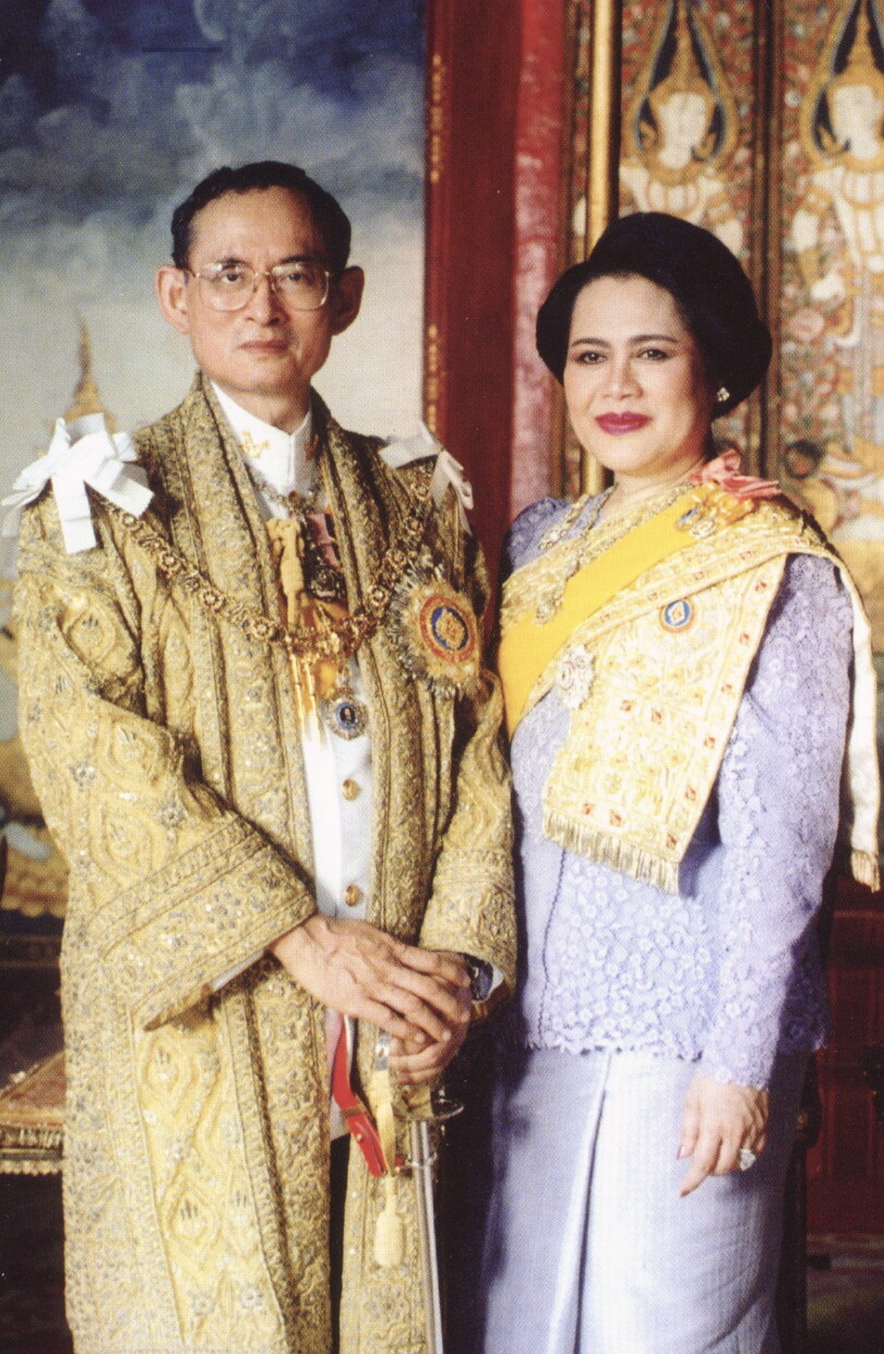 La reine Sirikit et le roi Bhumidol, éternels souverains de Thaïlandes, révérés à l'égal de divinités.