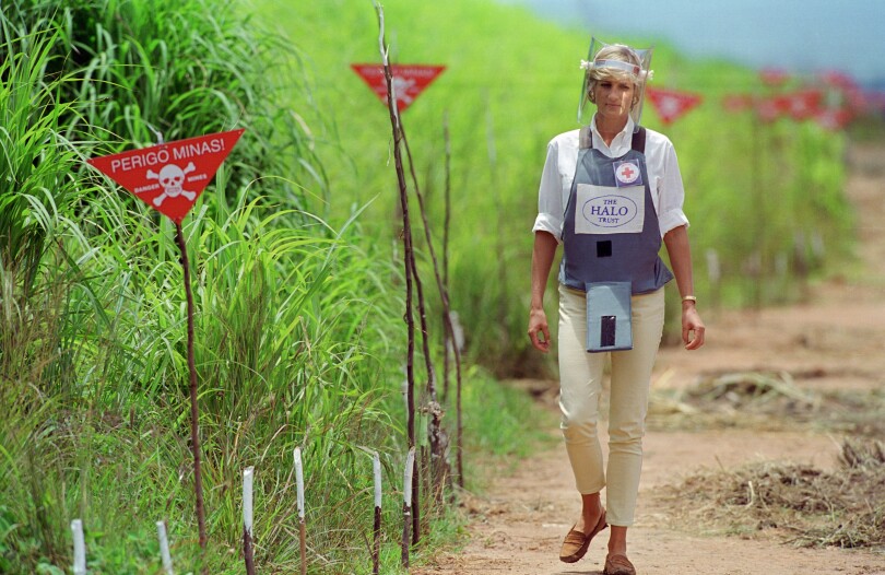 Diana en visite sur un champ déminé par l'association Halo, en Angola, en janvier 1997.