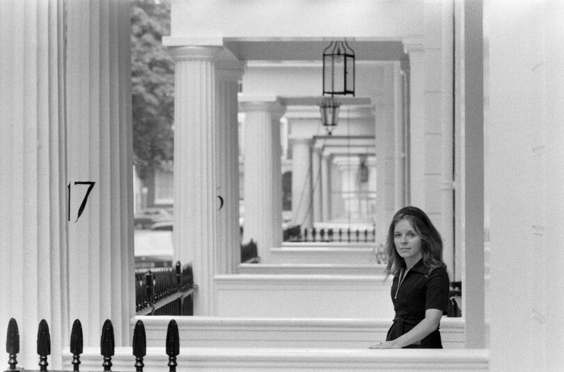 Veronica Lucan devant l’entrée de sa maison londonienne, trois ans après la disparition de son mari, John Bingham, 7e comte de Lucan.