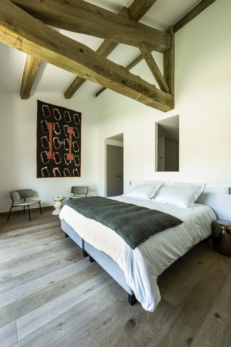 Le château de Panéry se situe à 30 km au nord-ouest d’Avignon.