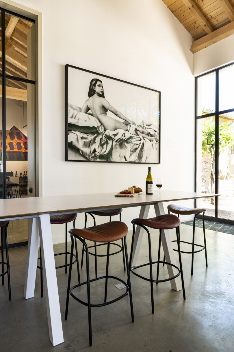 Le château de Panéry se situe à 30 km au nord-ouest d’Avignon.