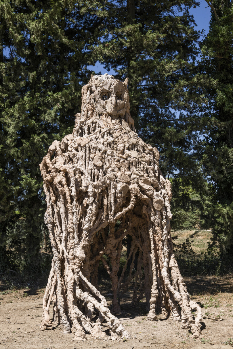 Le château de Panéry se situe à 30 km au nord-ouest d’Avignon.