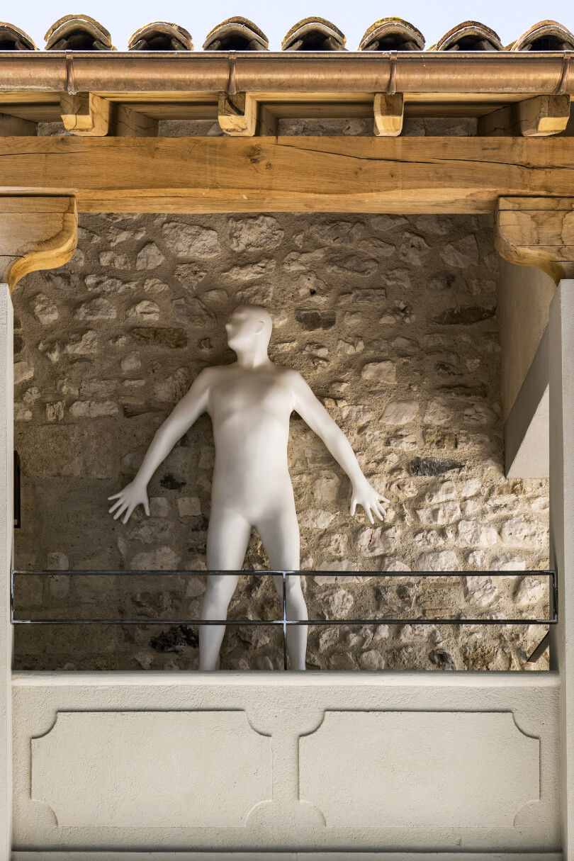 Le château de Panéry se situe à 30 km au nord-ouest d’Avignon.