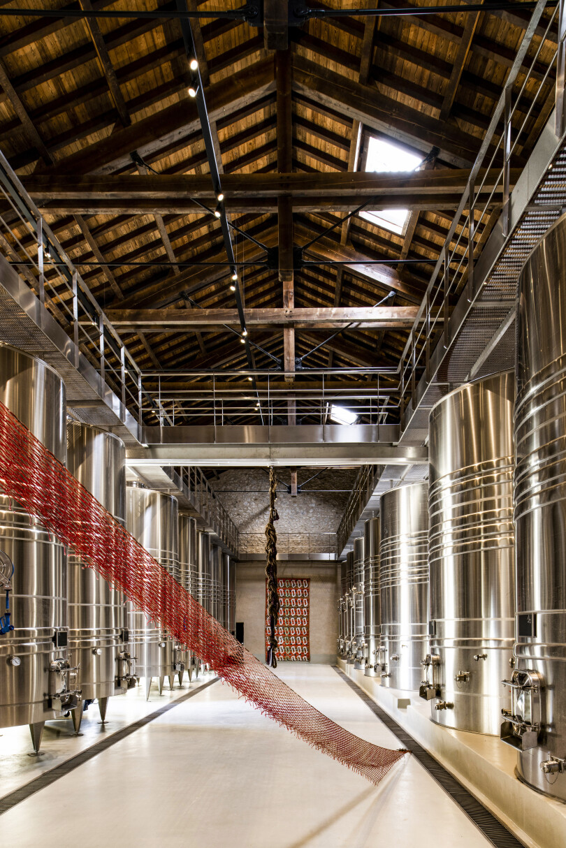 Le château de Panéry se situe à 30 km au nord-ouest d’Avignon.