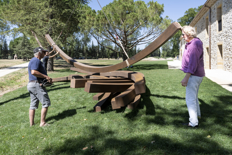 Le château de Panéry se situe à 30 km au nord-ouest d’Avignon.