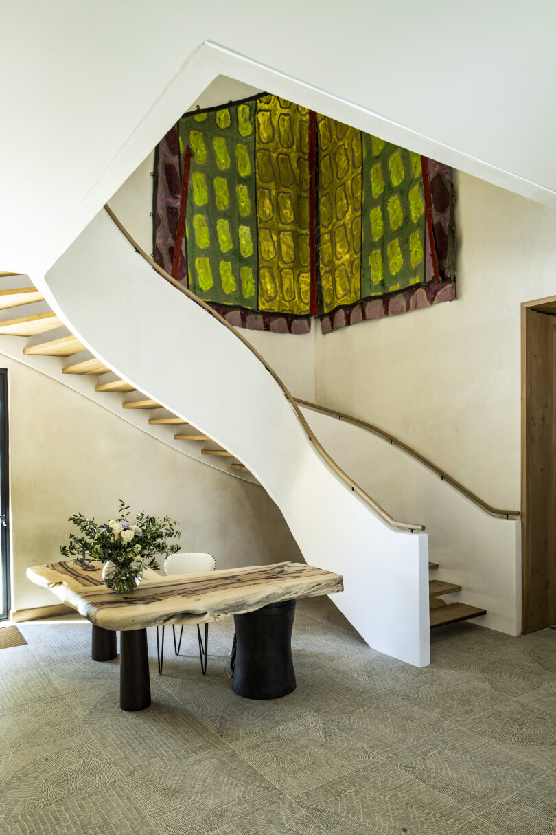 Le château de Panéry se situe à 30 km au nord-ouest d’Avignon.