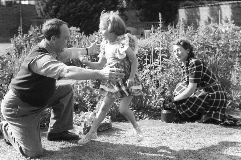 Mary Moore, fille unique du sculpteur, avec ses parents en 1950.