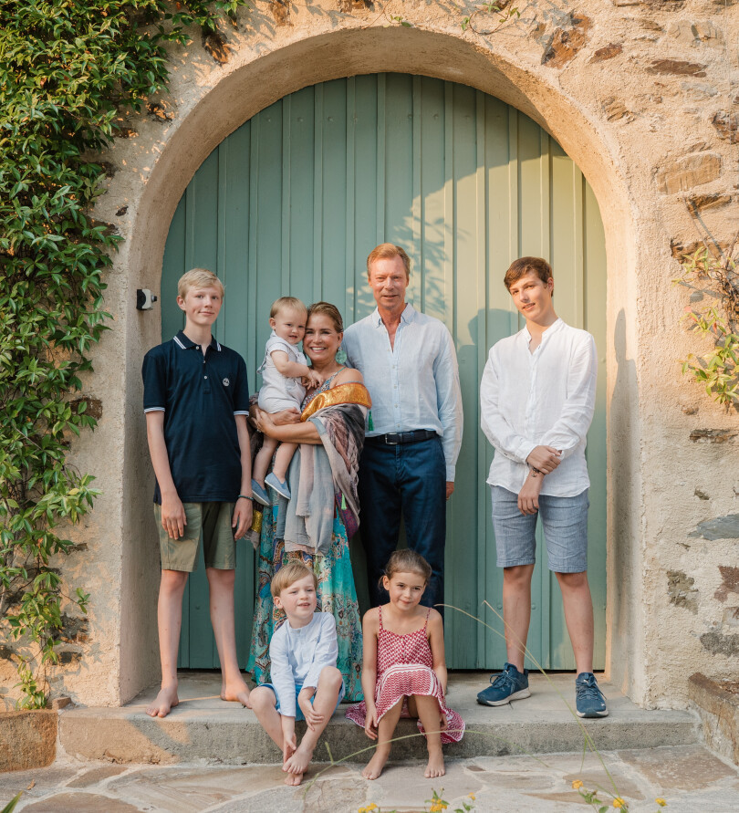 Autre rituel estival, les réunions familiales autour du grand-duc et de la grande-duchesse de Luxembourg, à Cabasson, ici en août 2021 avec tous leurs petits-enfants : Noah, Charles, Liam, Amalia et Gabriel.