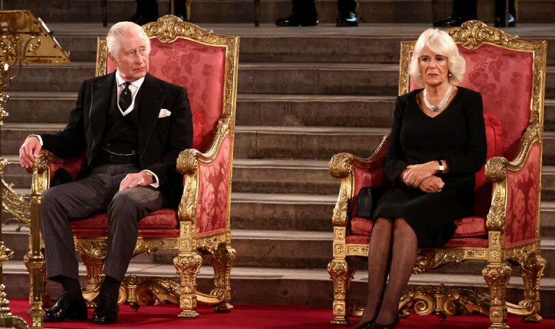 Charles III et Camilla à Westminster Hall à Londres où les deux chambres du parlement se sont réunies pour exprimer leurs condoléances, le 16 septembre 2022.