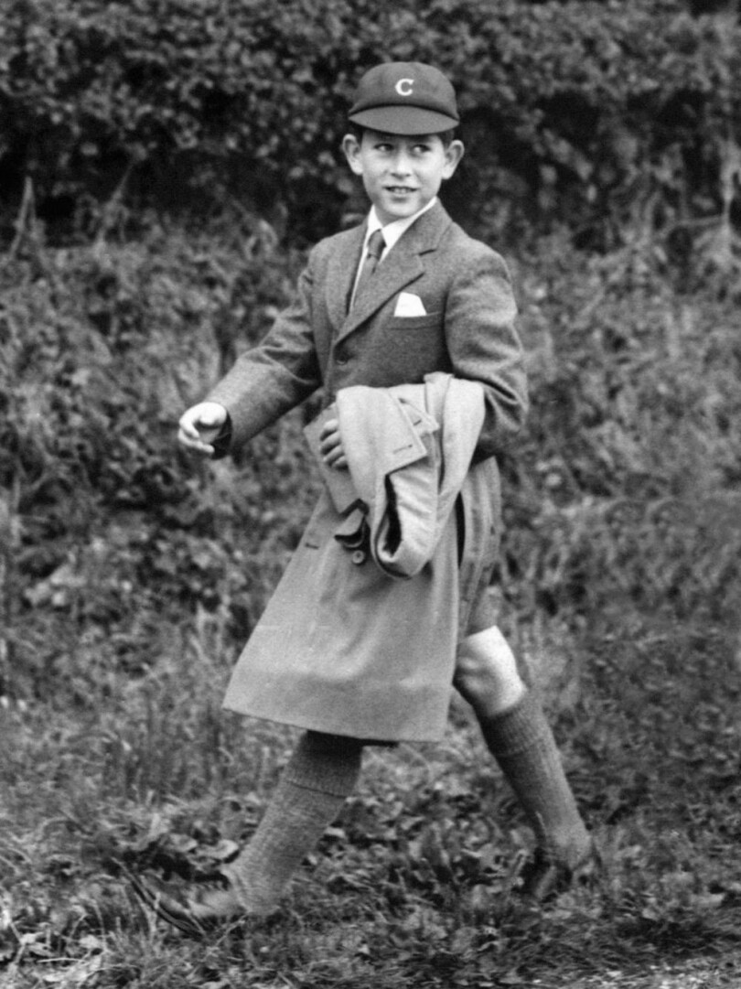 Le petit garçon est le premier héritier direct au trône à aller à l’école plutôt qu’à être éduqué par des tuteurs.