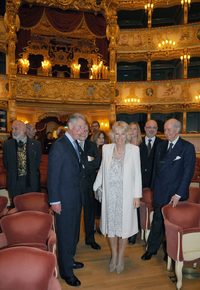 Charles III, alors prince de Galles, en visite à la Fenice de Venise avec Camilla, future reine consort, en avril 2009.