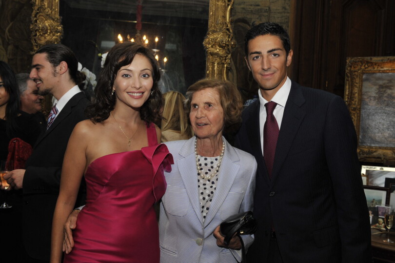 La princesse de Ligne-La Trémoille avec son petit-fils, le prince Édouard de Ligne, et son épouse, Isabella, en 2009.