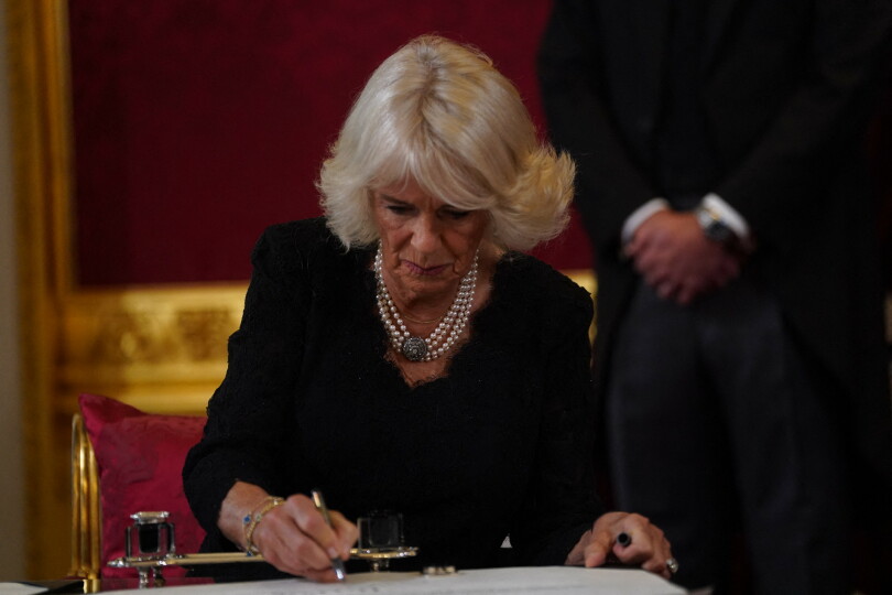 Camilla paraphant le serment du roi Charles III prononcé devant le Conseil d’accession, au palais St James, à Londres, le 10 septembre 2022.