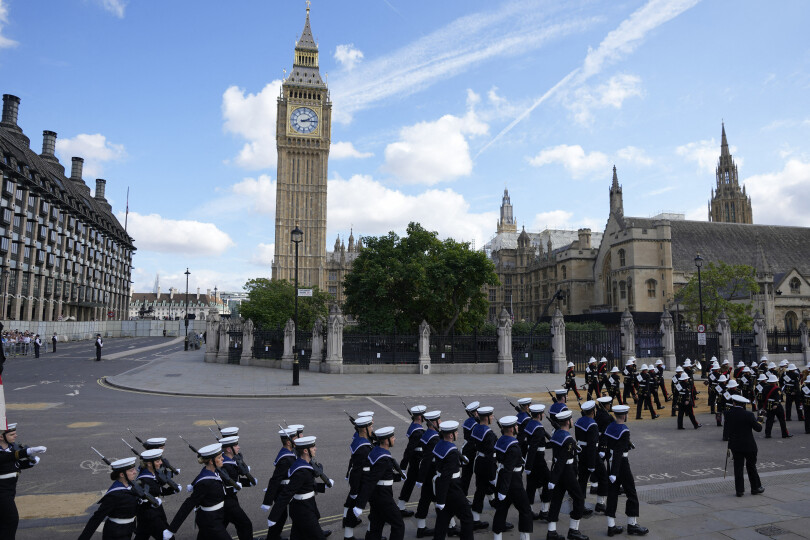 Les officiers de la Navy, s'approchant de Westminster pour tracter le cercueil de la reine.