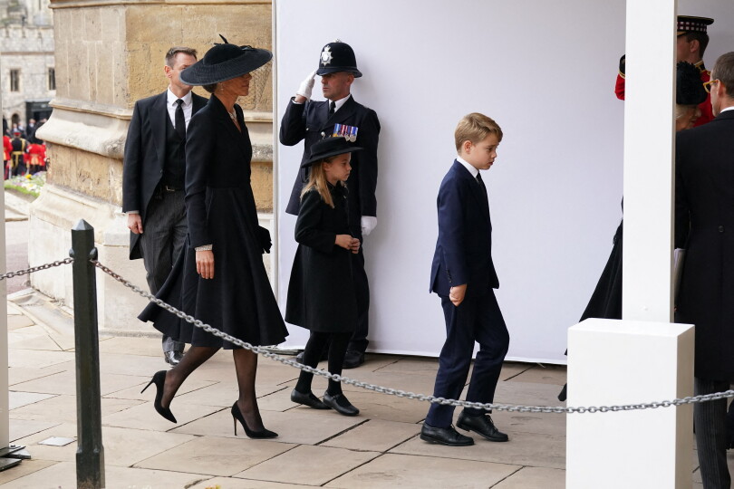 La princesse de Galles et ses deux aînés, le prince George et la princesse Charlotte, arrivent à la chapelle St George à Windsor, le 19 septembre 2022.