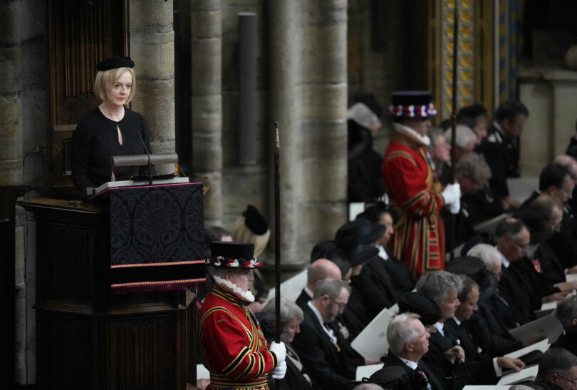 Liz Truss fait la seconde lecture lors des funérailles d’Élisabeth II.