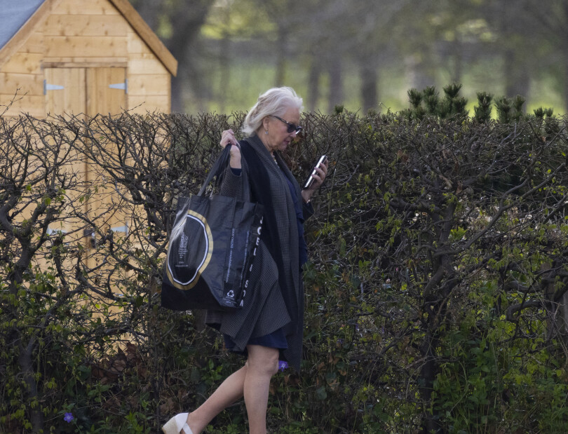 L'assistante personnelle de la reine Elisabeth II Angela Kelly a été aperçue au château de Windsor, le 13 avril 2021.