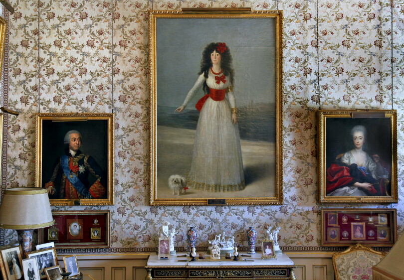 Ce tableau de Goya représente la 13e duchesse d’Albe, amie – et plus encore – du peintre. Ce Portrait de la duchesse d’Albe en blanc, de 1795, est à découvrir au palais de Liria, à Madrid.