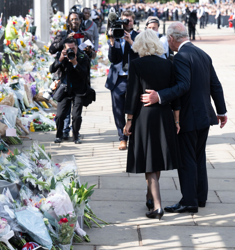 Charles III et Camilla le 9 septembre devant Buckingham où de nombreux bouquets ont été déposés.