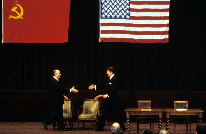 Mikhail Gorbatchev et Ronald Reagan se rencontrent pour la première fois à Genève en novembre 1985.