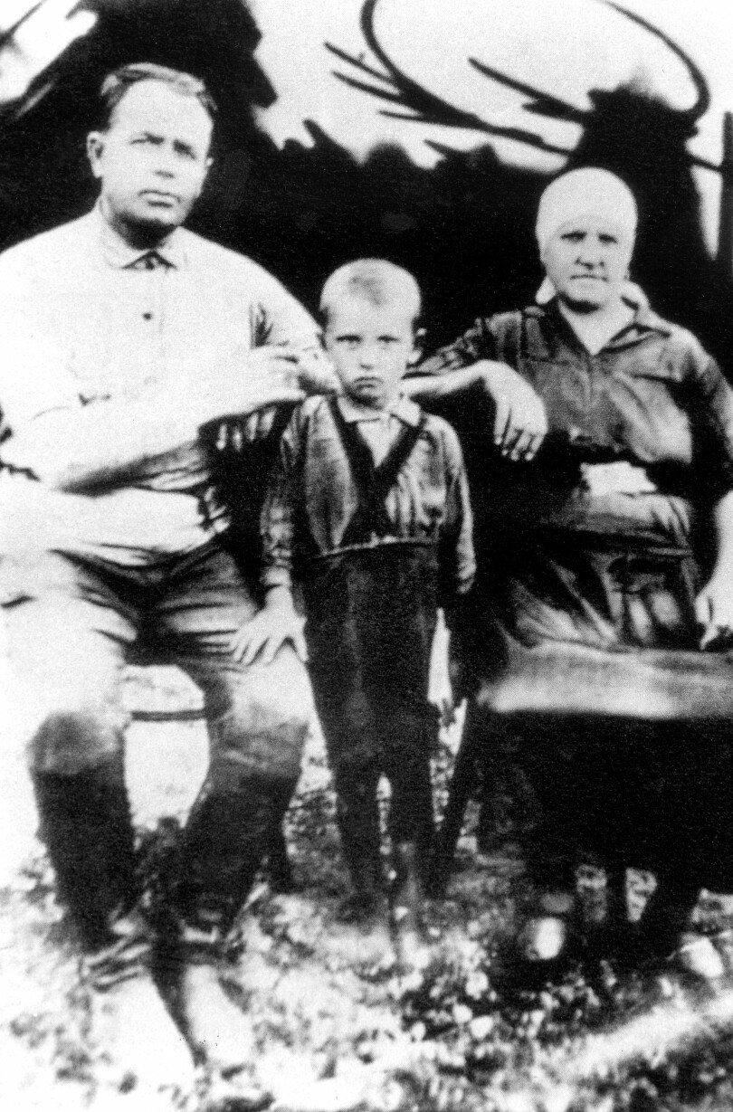 Mikhail Gorbatchev et ses grands-parents maternels ukrainiens, en 1937.