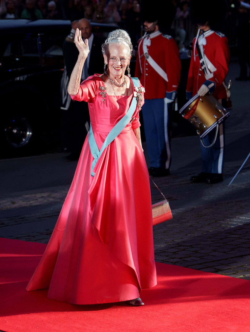 La reine Margareth II arrive devant le Théâtre royal de Copenhague.