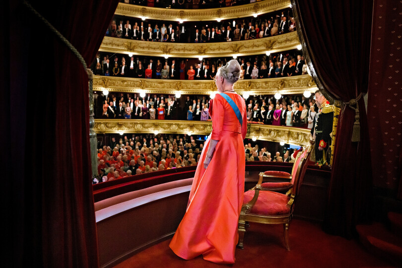 La reine Margareth II, dans la loge royale du Théâtre royal de Copenhague lors de la minute de silence en hommage à sa distante cousine, Élisabeth II.