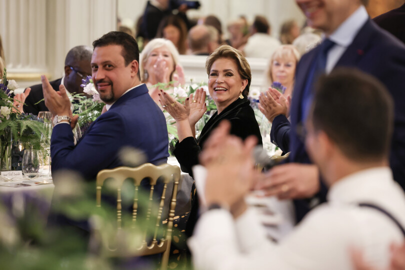 La grande-duchesse de Luxembourg applaudit le spectacle offert par le ballet Malandain lors de la soirée de gala de son association Stand Speak Rise Up !.