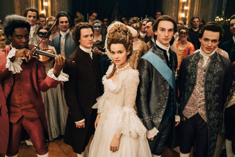 Marie-Antoinette (Emilia Schüle) entourée du Chevalier de Saint-George (Yoli Fuller), d'Axel de Fersen (Martijn Lakemeier), de son époux Louis (Louis Cunningham) et du duc de Chartres (Oscar Lesage).
