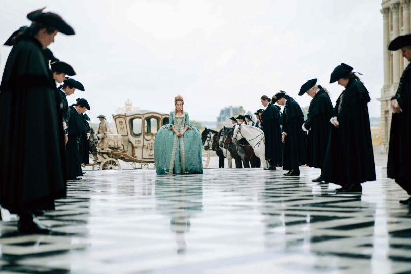 L’actrice Emilia Schüle prête ses traits à Marie-Antoinette dans la nouvelle série de Canal +.