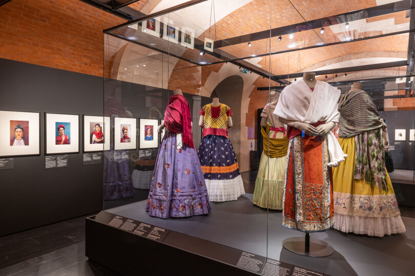 Mis sous scellés à la mort de Frida Kahlo en 1954, redécouverts en 2004, ses costumes de Tehuana et huipil font partie de ses objets personnels, exposés au Palais Galliera.