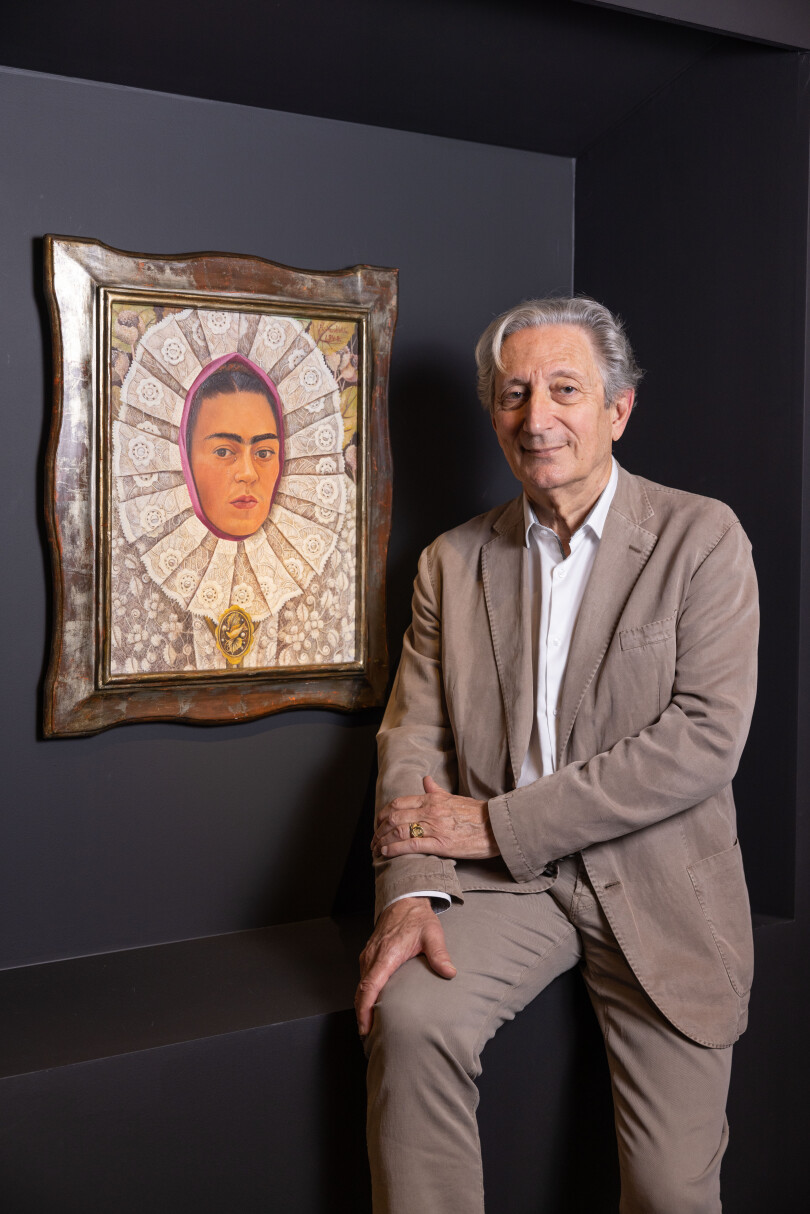 Gérard de Cortanze pose devant Le Cadre, l’autoportrait qui fut la seule toile vendue par Frida Kahlo à Paris lors de l’exposition Mexique de 1939.