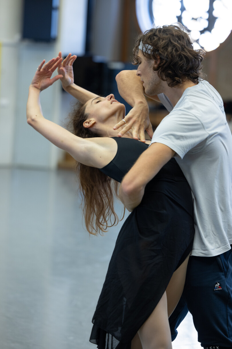 Une étreinte sensuelle de Dorothée Gilbert et Hugo Marchand.
