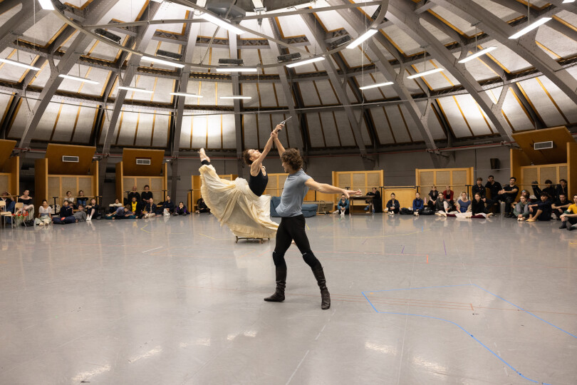 Dorothée Gilbert et Hugo Marchand dans le vaste studio Petipa.